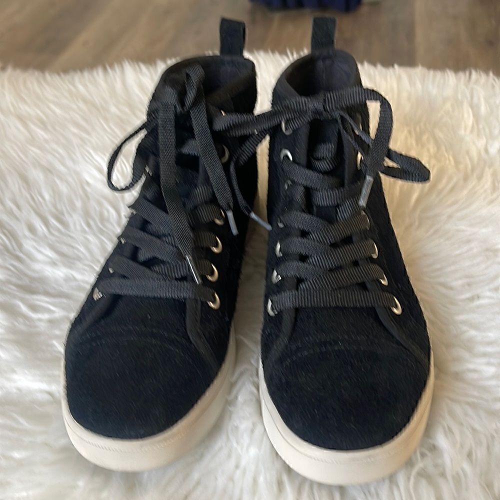 KOOLABURRA BY  UGG SUEDE SNEAKERS SIZE 6.5
